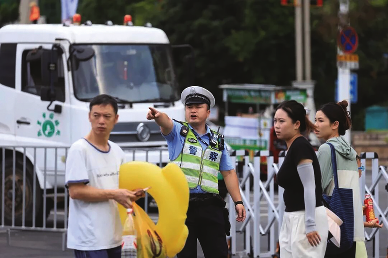 “荧光绿”全程“陪”你嗨——贵州公安交警护航夏季文旅热潮纪实 